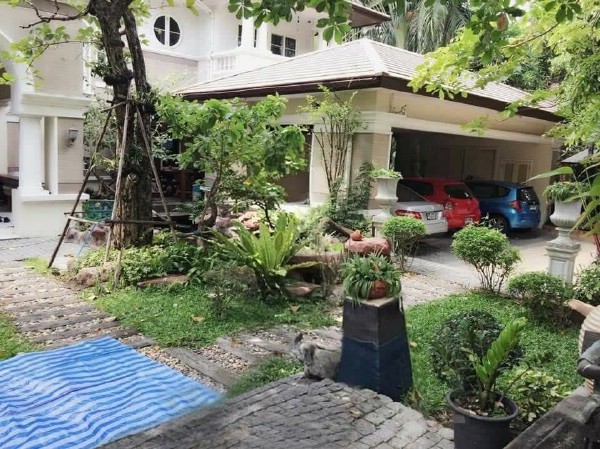 ขายหรือให้เช่าบ้านโครงการ หมู่บ้านลดาวัลย์รามอินทรา กม.2 บนพื้นที่ 250 ตรว. รามอินทรา กม.2 เข้าออกใกล้ทางขึ้นลงเลียบด่วนเอกมัย-รามอินทรา ถ.แจ้งวัฒนะ ถ.วิภาวดีรังสิต ถ.ลาดปลาเค้า ถ.เกษตร-นวมินทร์